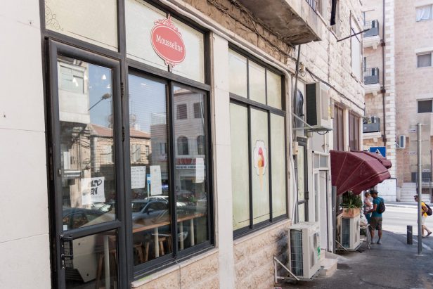 הערמונים 2 - מוסלין ירושלים - מבט מחוץ לחנות