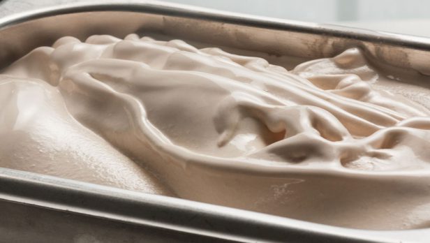 גלידת פרלינה שיצאה ממכונת הגלידה